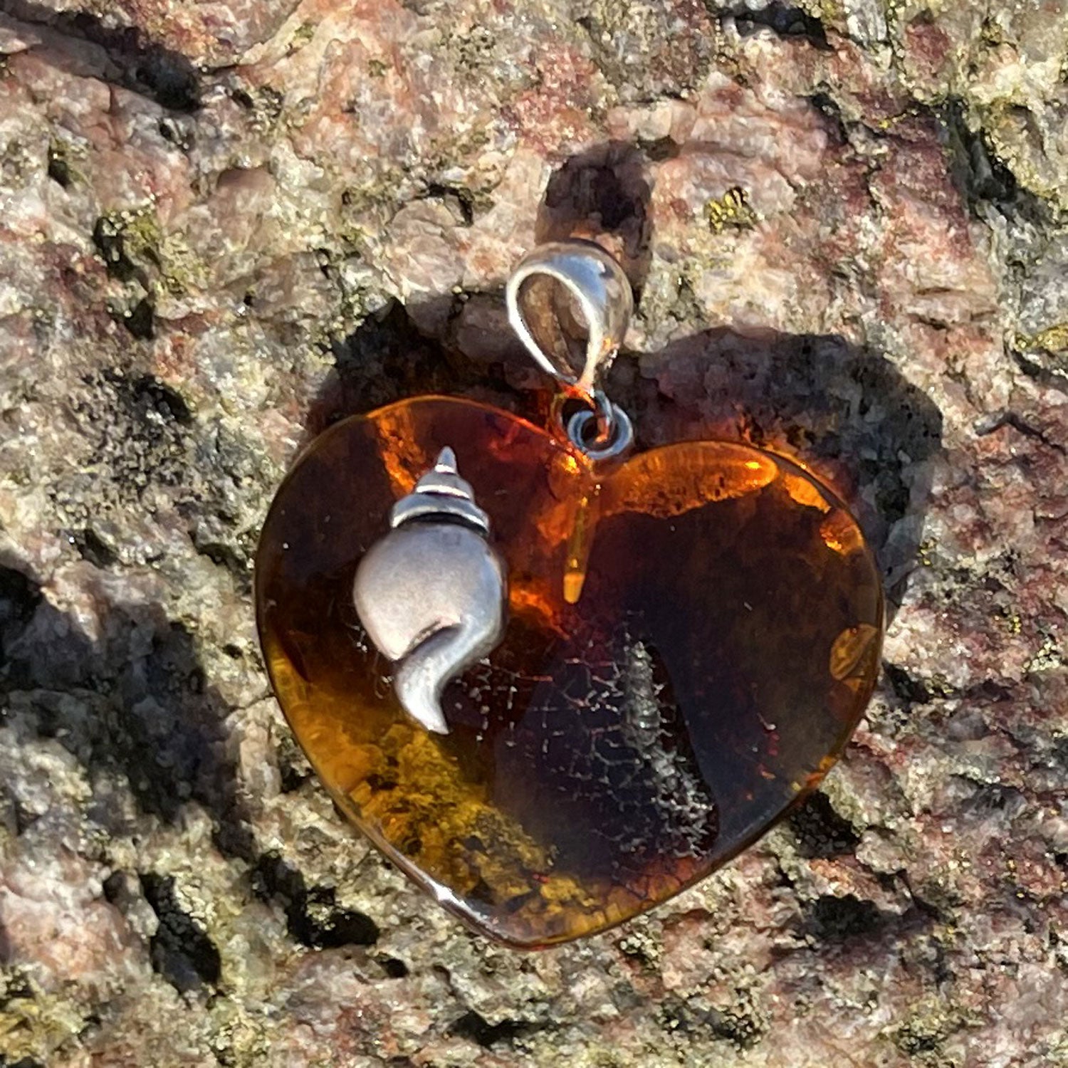 Kognacfarbenes Bernsteinherz mit silberner Schnecke