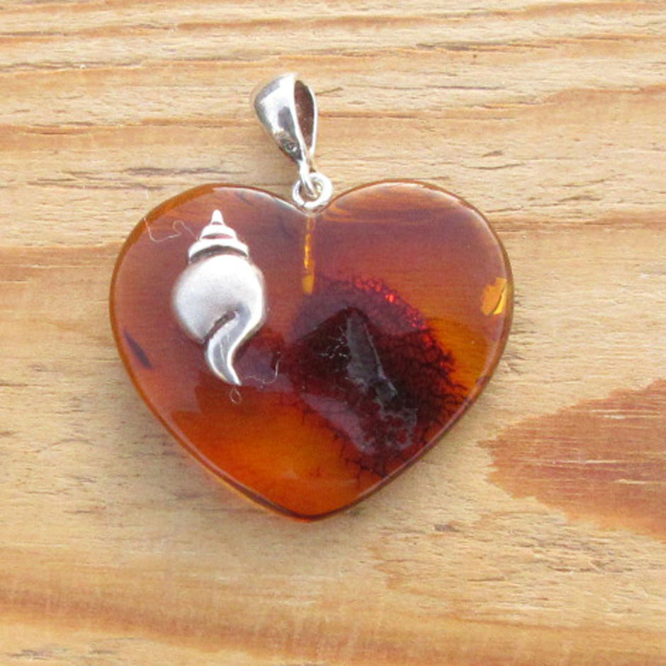 Kognacfarbenes Bernsteinherz mit silberner Schnecke