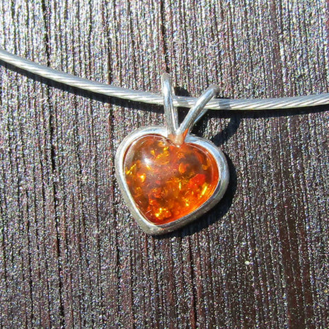 Kleines Herz aus 925er Silber mit Bernstein, Unikat