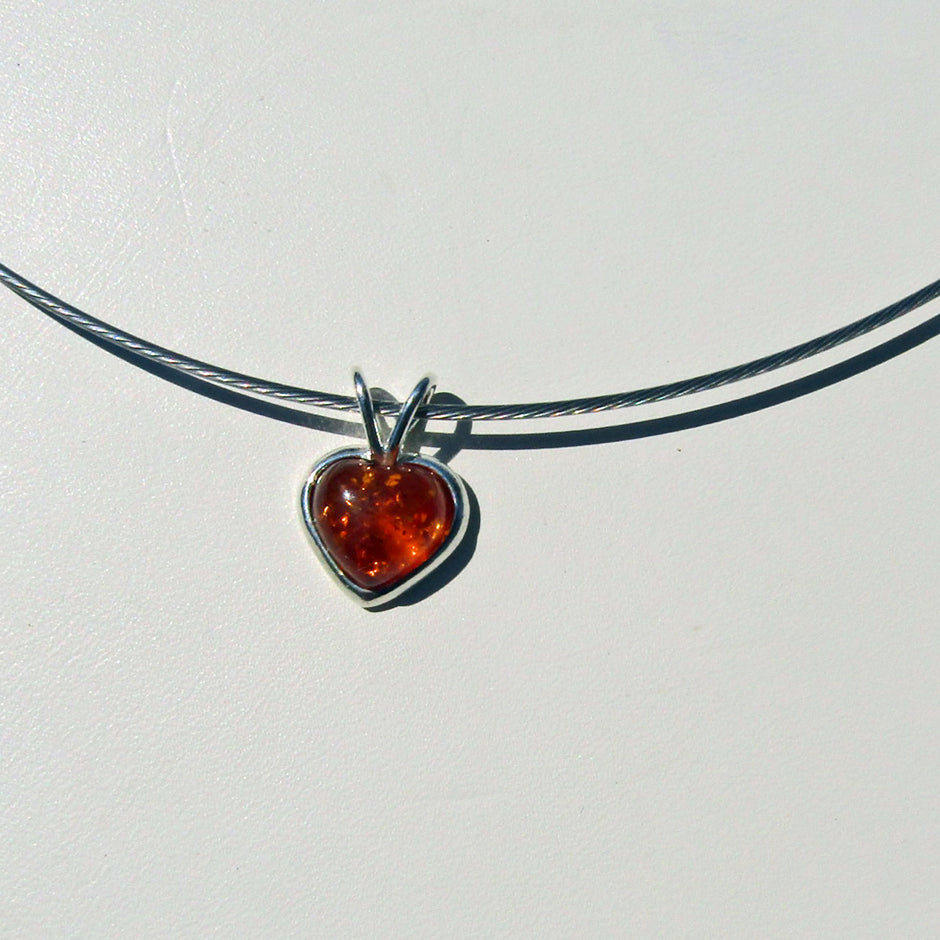 Kleines Herz aus 925er Silber mit Bernstein, Unikat