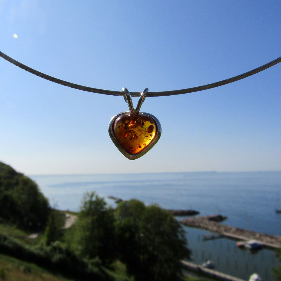 Kleines Herz aus 925er Silber mit Bernstein, Unikat