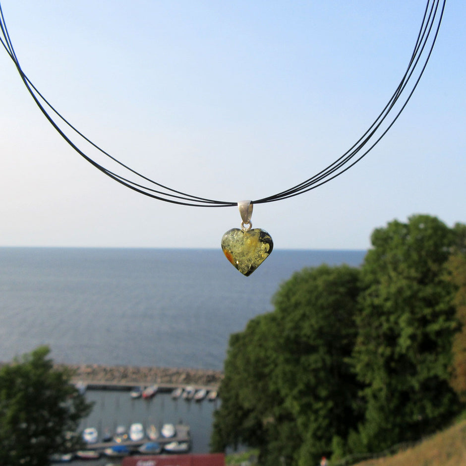 Einzelstück: Bernsteinherz aus grünlichem Bernstein