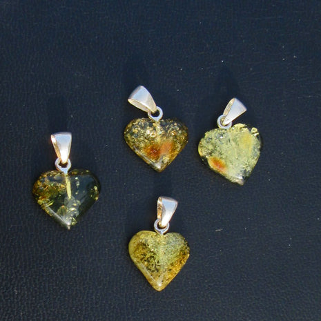 Einzelstück: Bernsteinherz aus grünlichem Bernstein