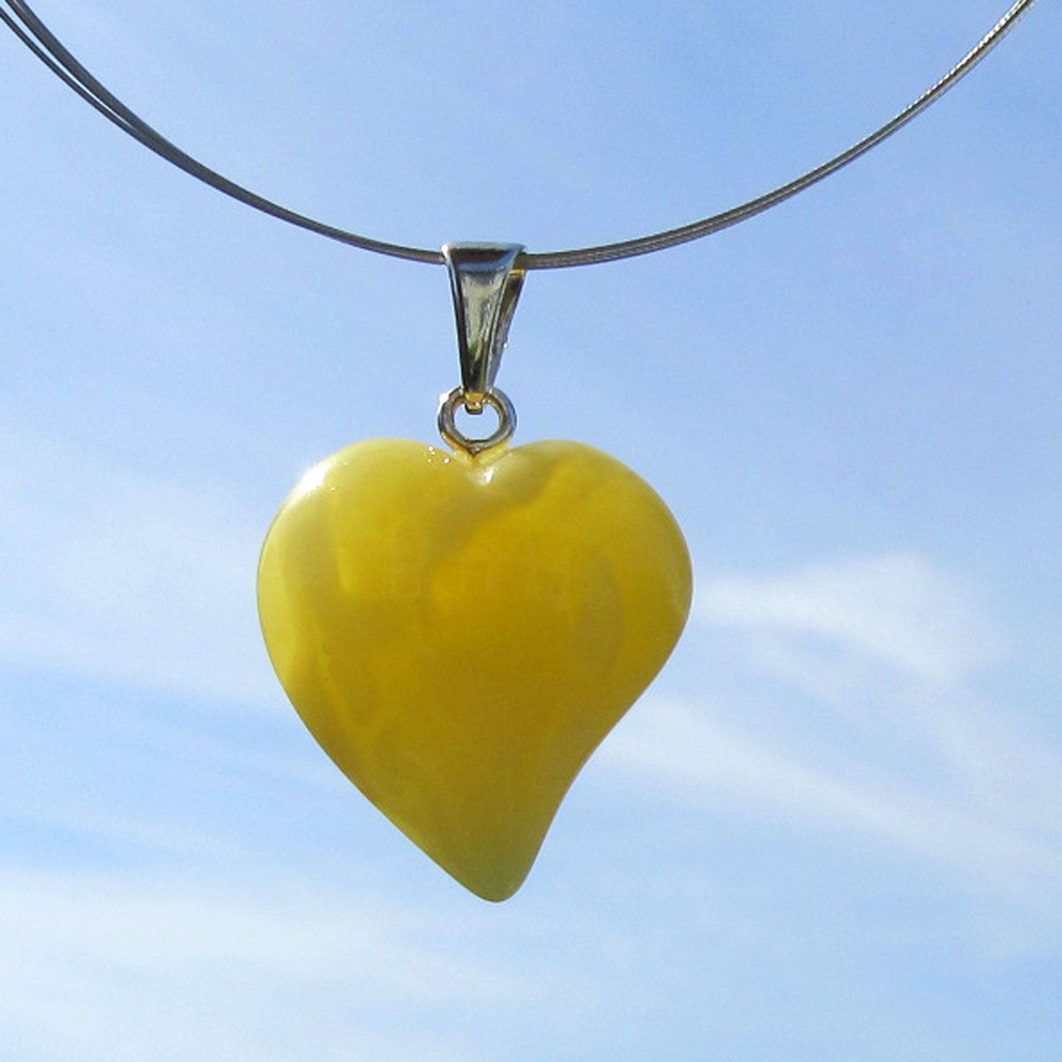 Helles Bernsteinherz von der Ostsee-Insel Rügen, Unikat