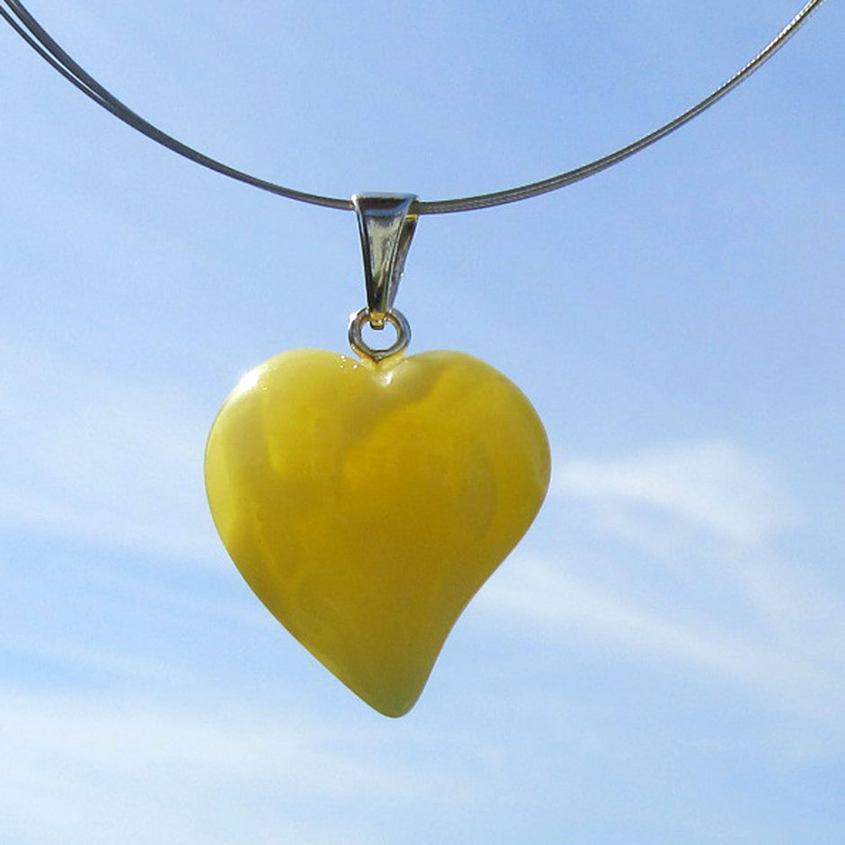 Helles Bernsteinherz von der Ostsee-Insel Rügen, Unikat