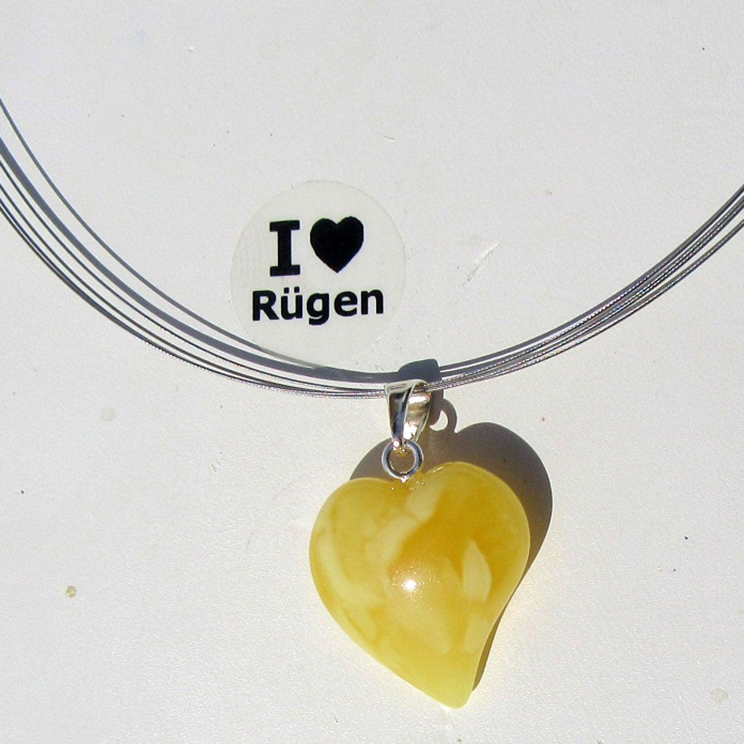 Helles Bernsteinherz von der Ostsee-Insel Rügen, Unikat