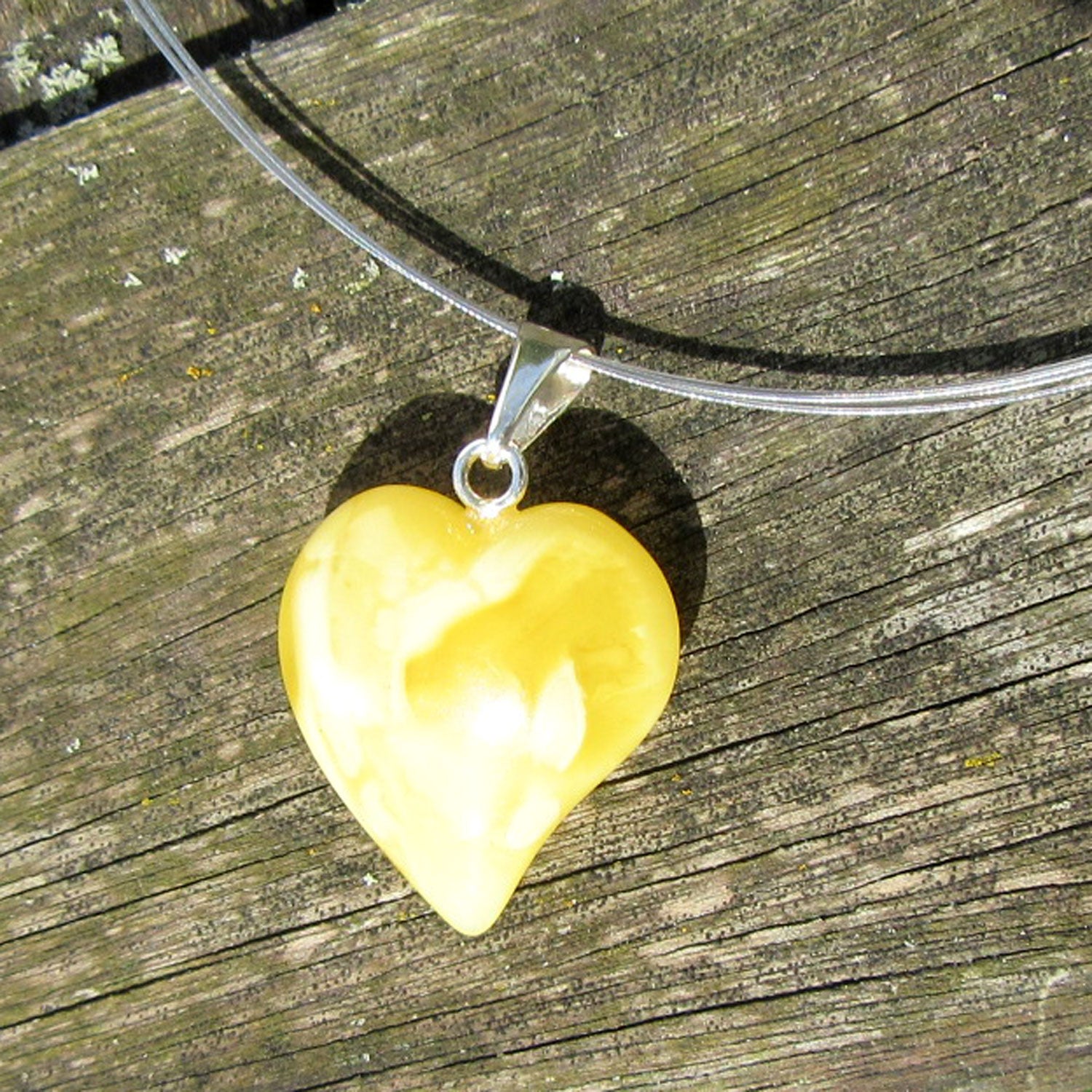 Helles Bernsteinherz von der Ostsee-Insel Rügen, Unikat