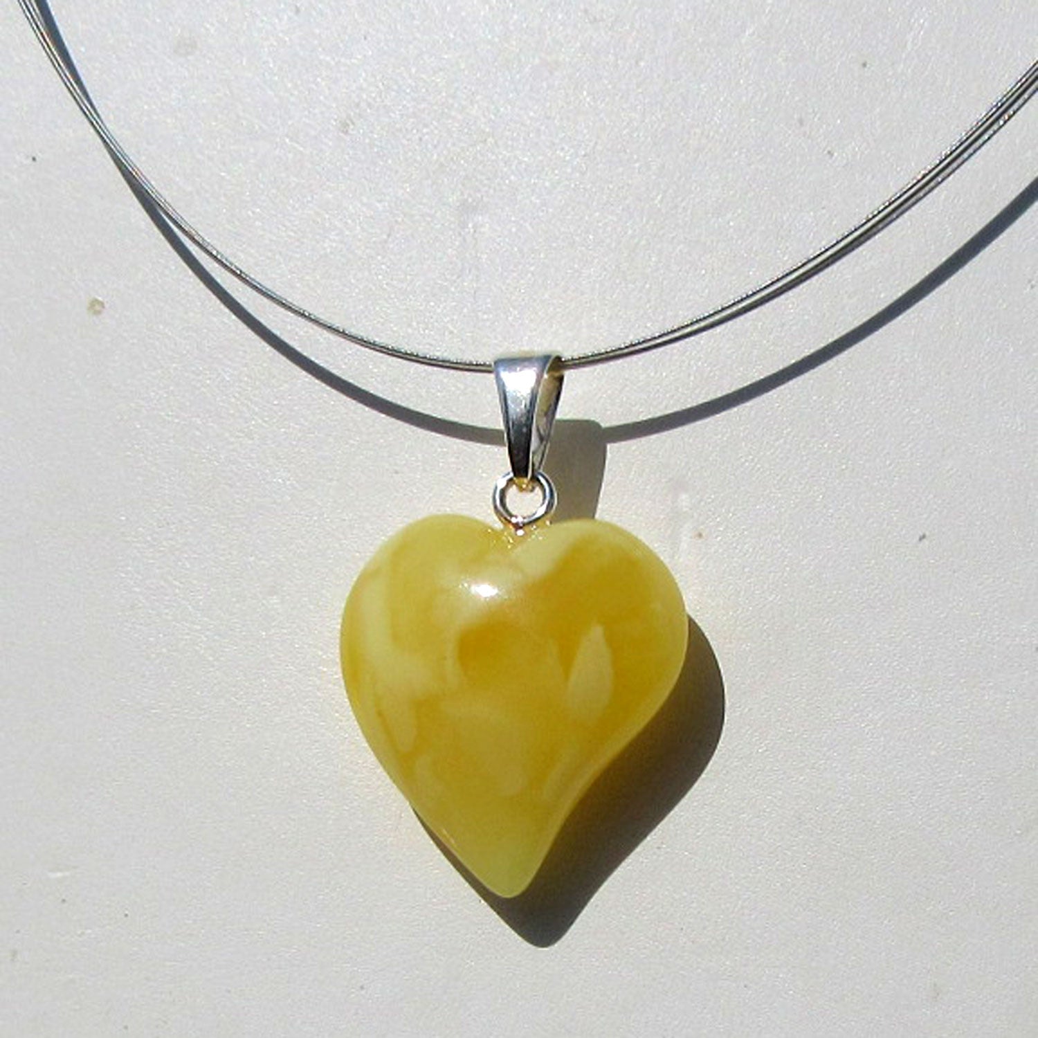 Helles Bernsteinherz von der Ostsee-Insel Rügen, Unikat