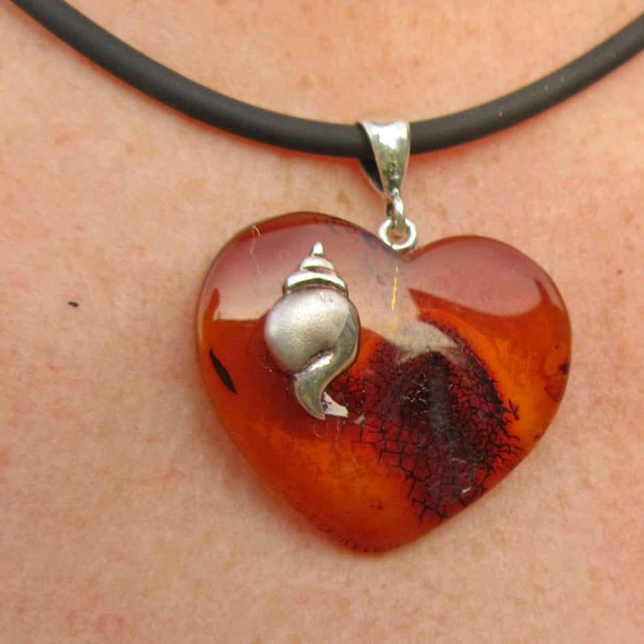 Kognacfarbenes Bernsteinherz mit silberner Schnecke