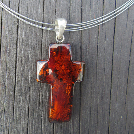 Großes Kreuz aus dunklem Bernstein mit Silberöse