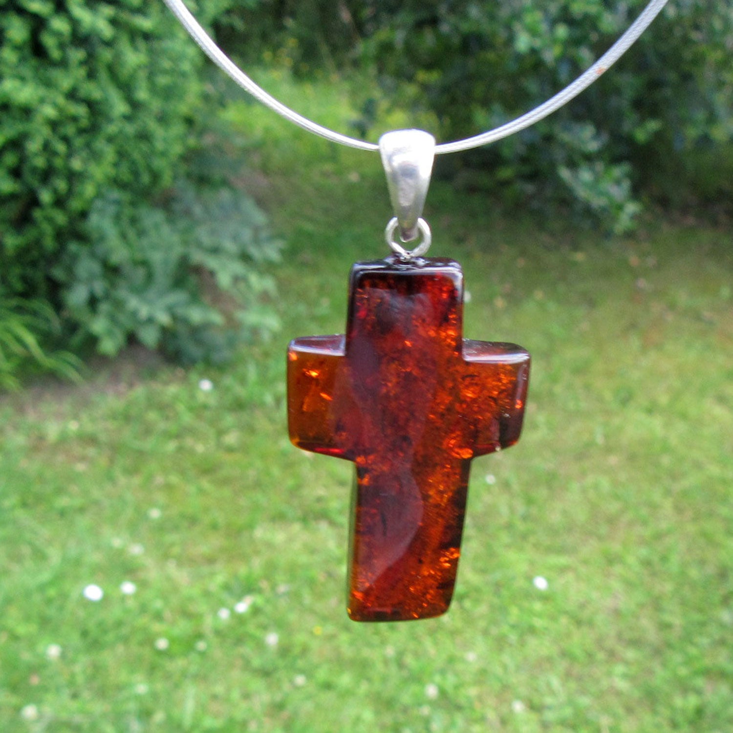 Großes Kreuz aus dunklem Bernstein mit Silberöse