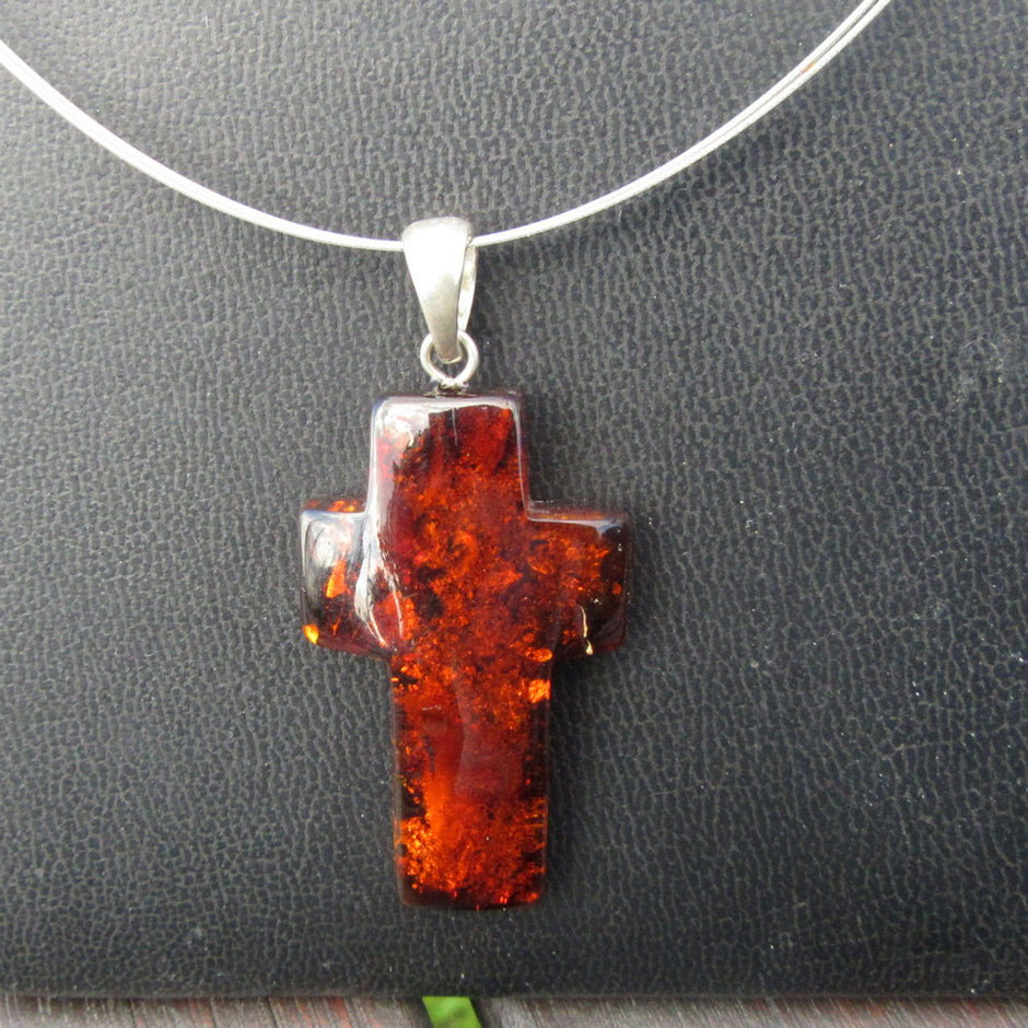 Großes Kreuz aus dunklem Bernstein mit Silberöse