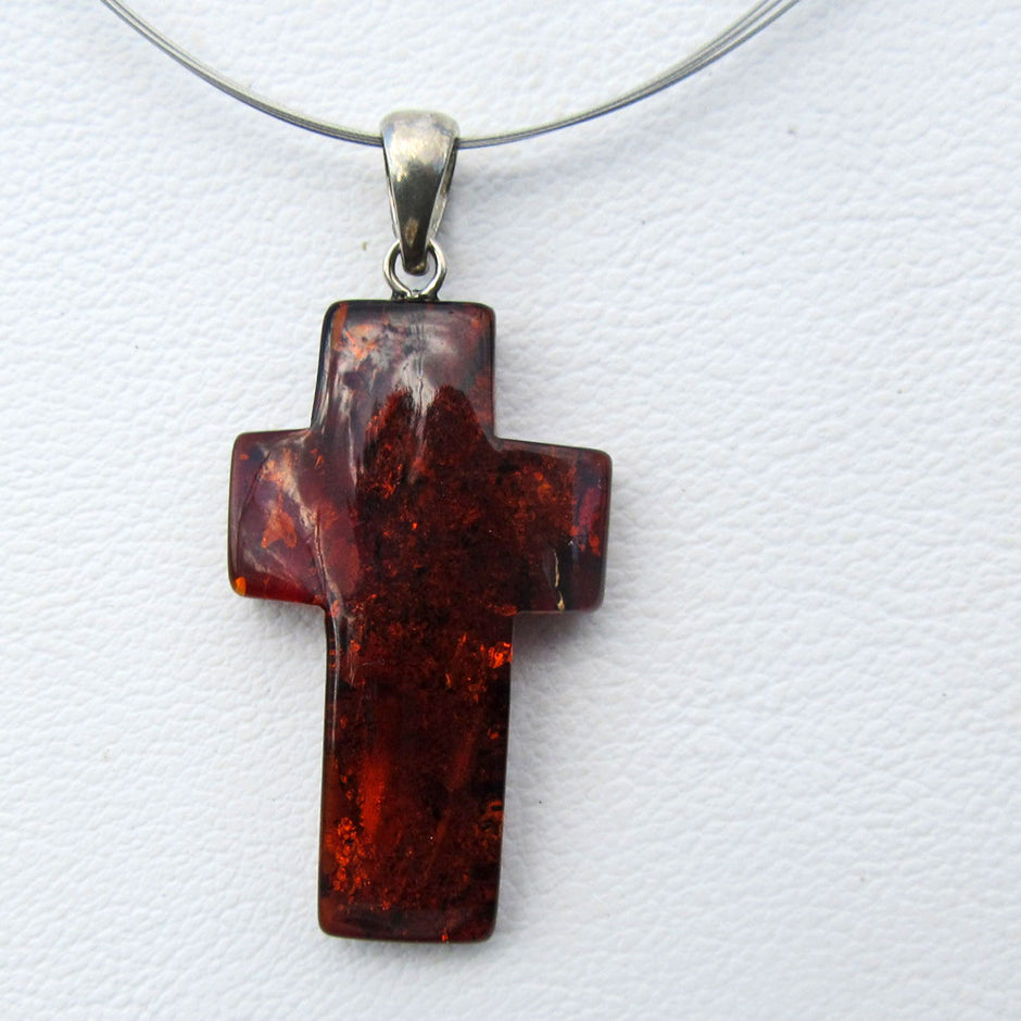 Großes Kreuz aus dunklem Bernstein mit Silberöse