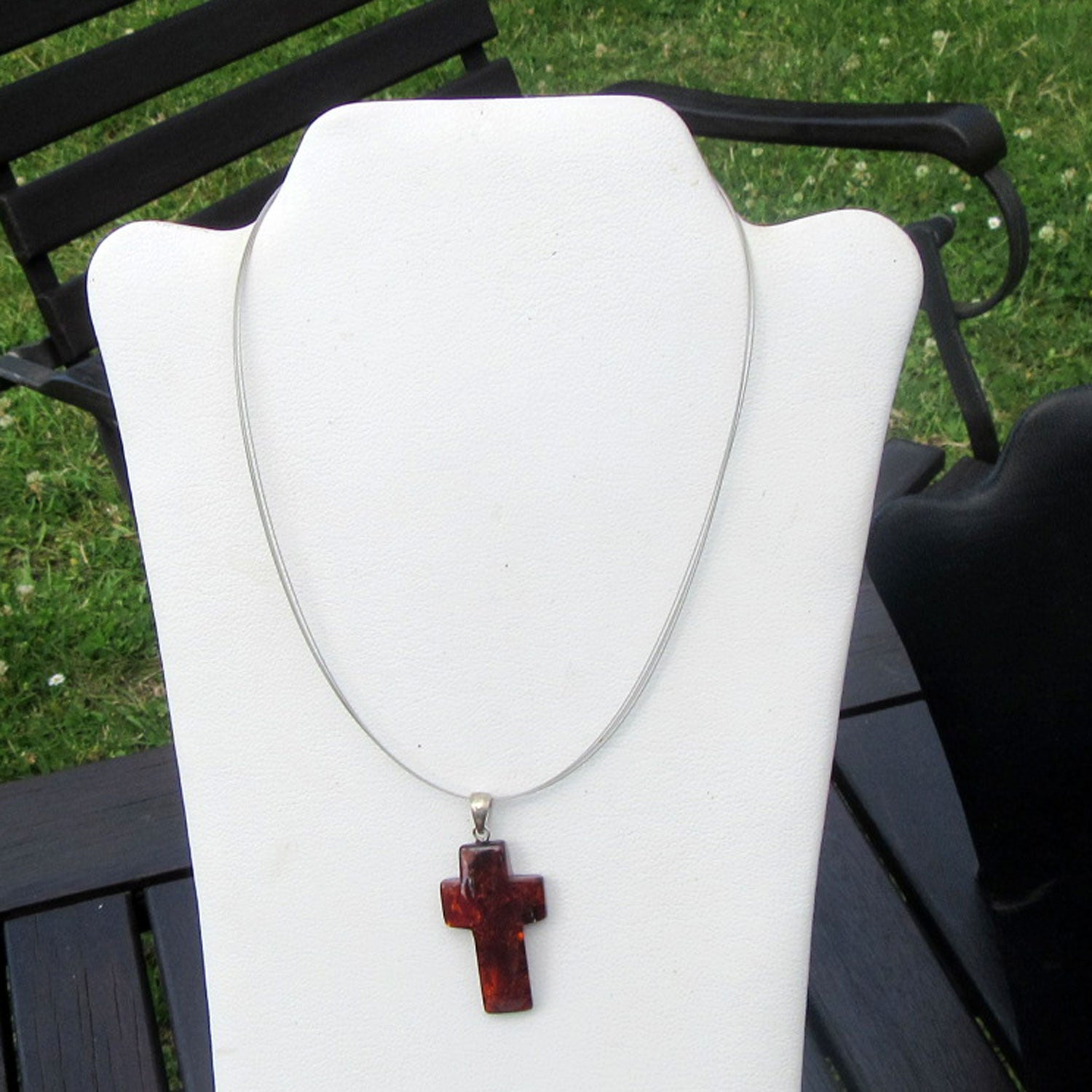 Großes Kreuz aus dunklem Bernstein mit Silberöse