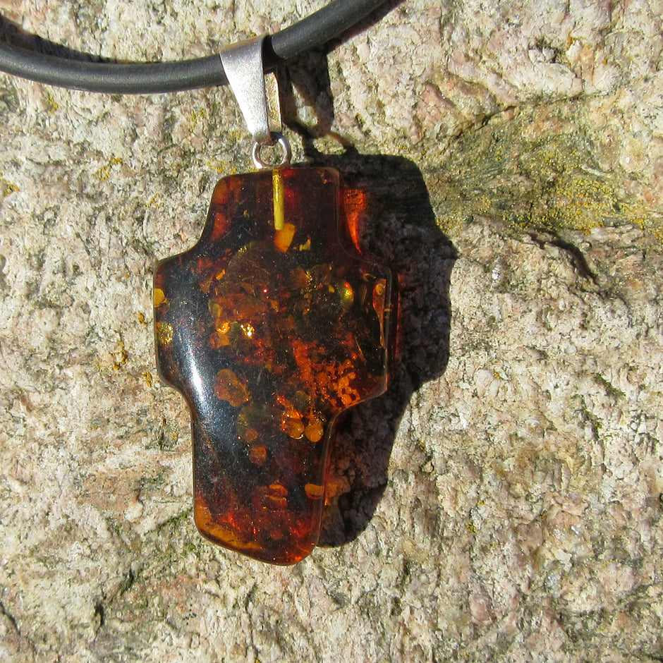 Großes Bernsteinkreuz mit Silberöse, einzigartig