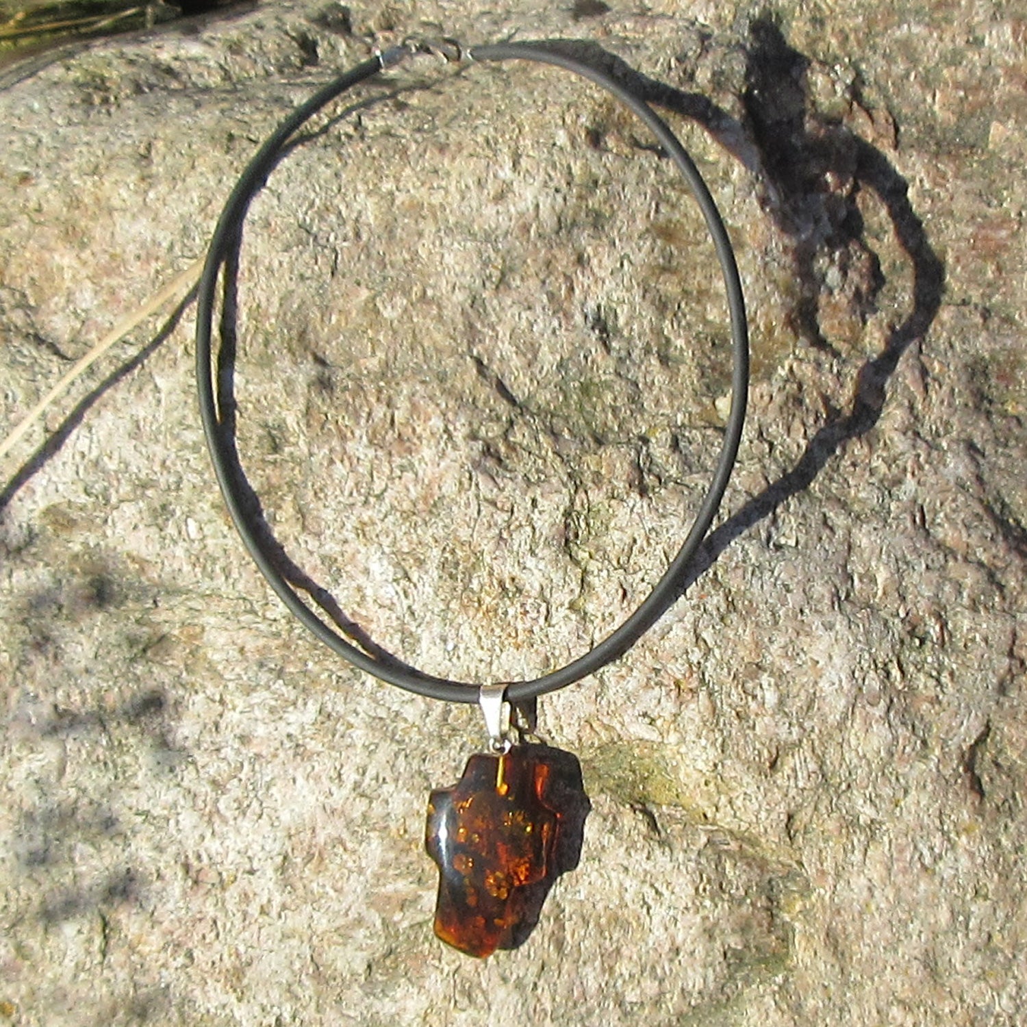 Großes Bernsteinkreuz mit Silberöse, einzigartig