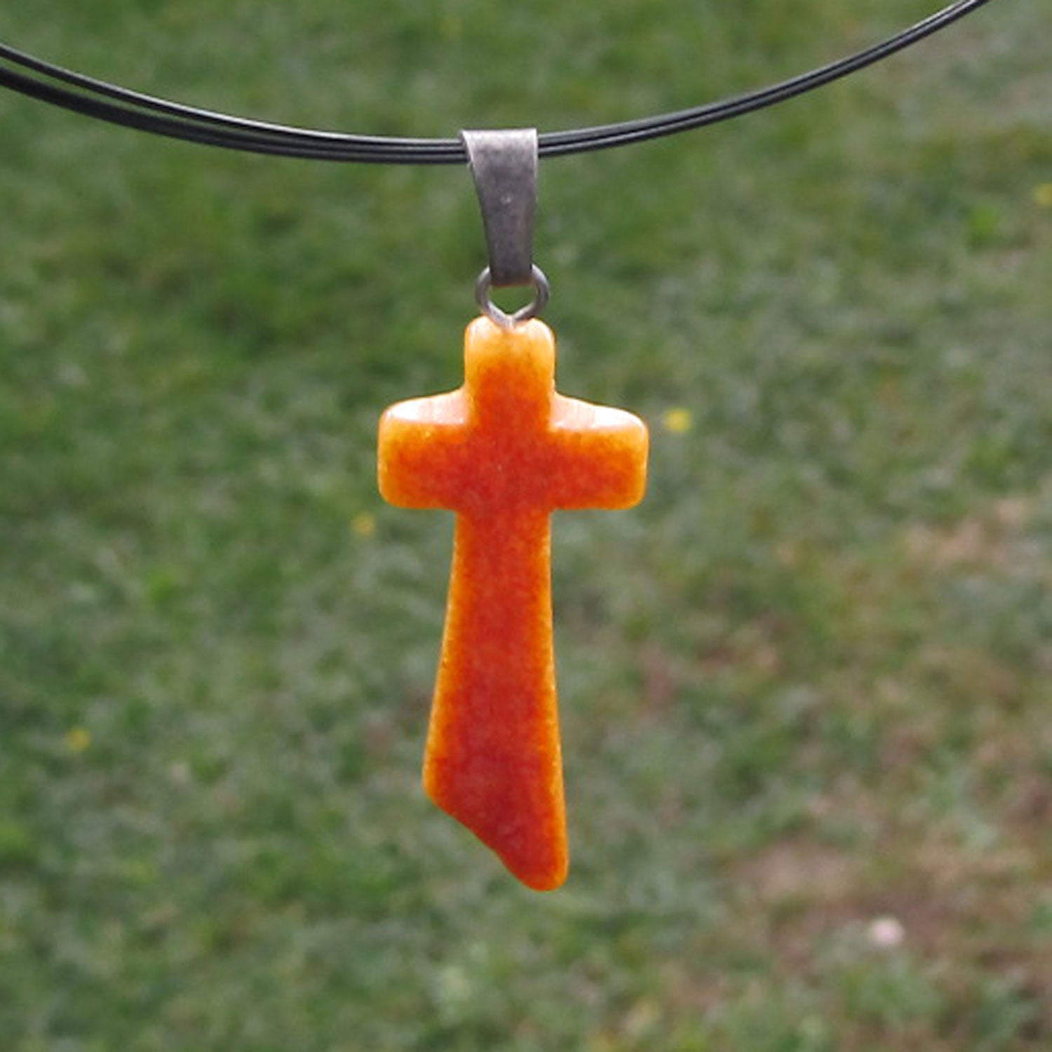 Schlankes Kreuz aus butterscotch Bernstein, Unikat