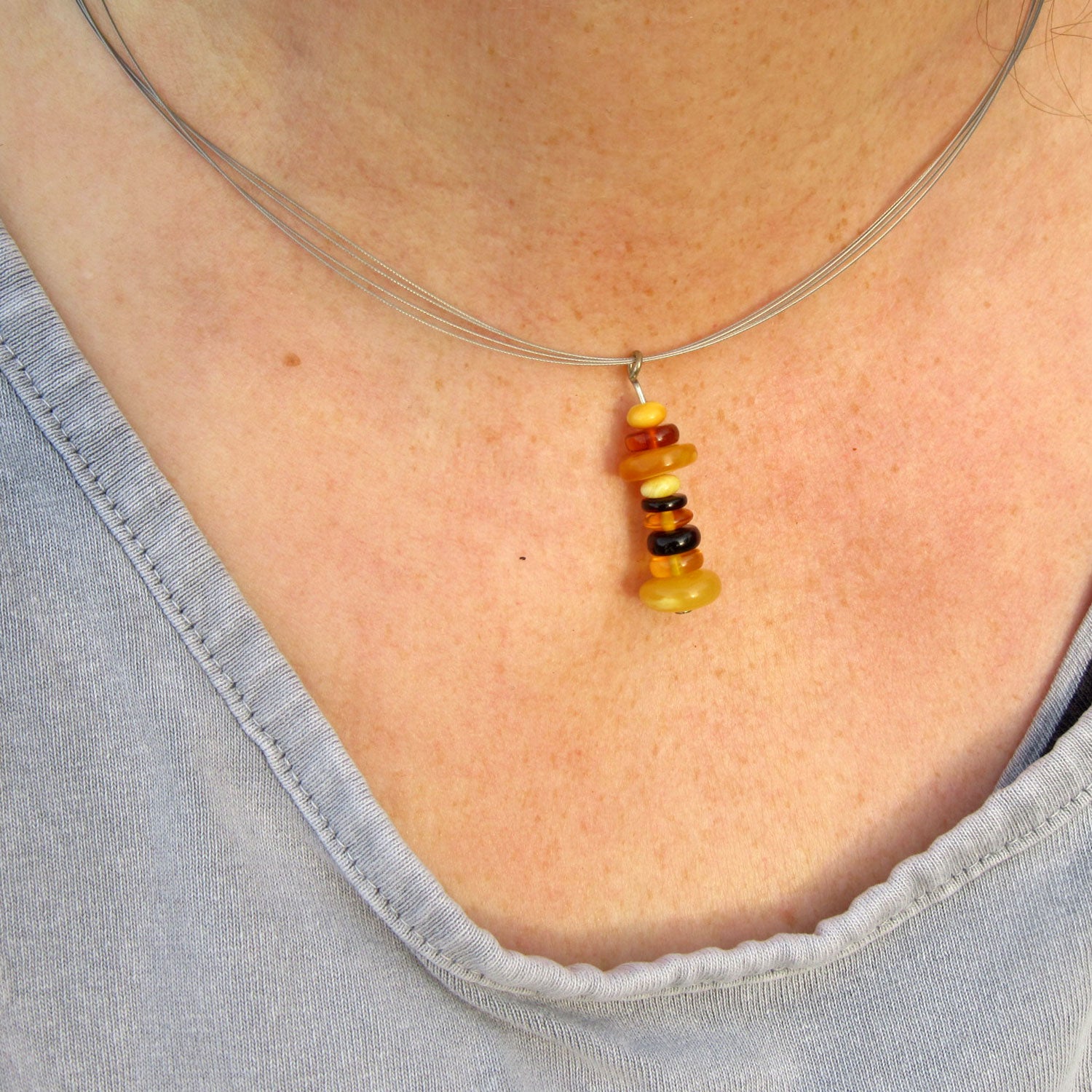 Einzelstück: Bernsteinleuchtturm am Baumwollband