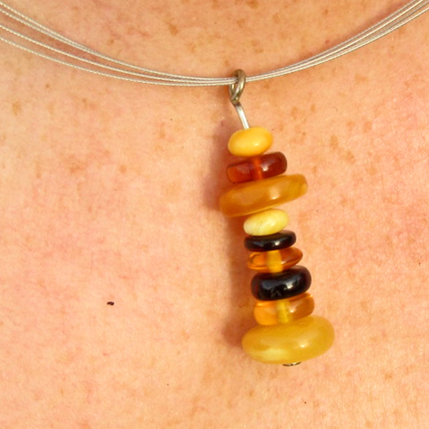 Einzelstück: Bernsteinleuchtturm am Baumwollband