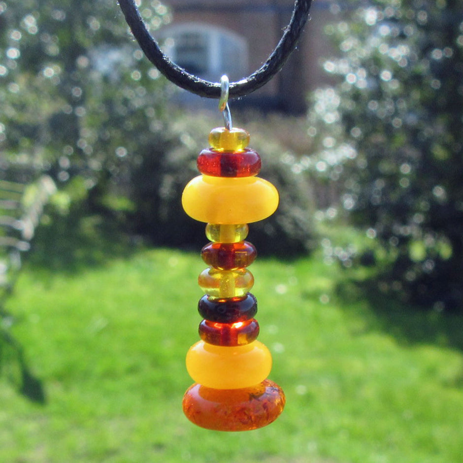 Bernsteinleuchtturm am Baumwollband, handgefertigt