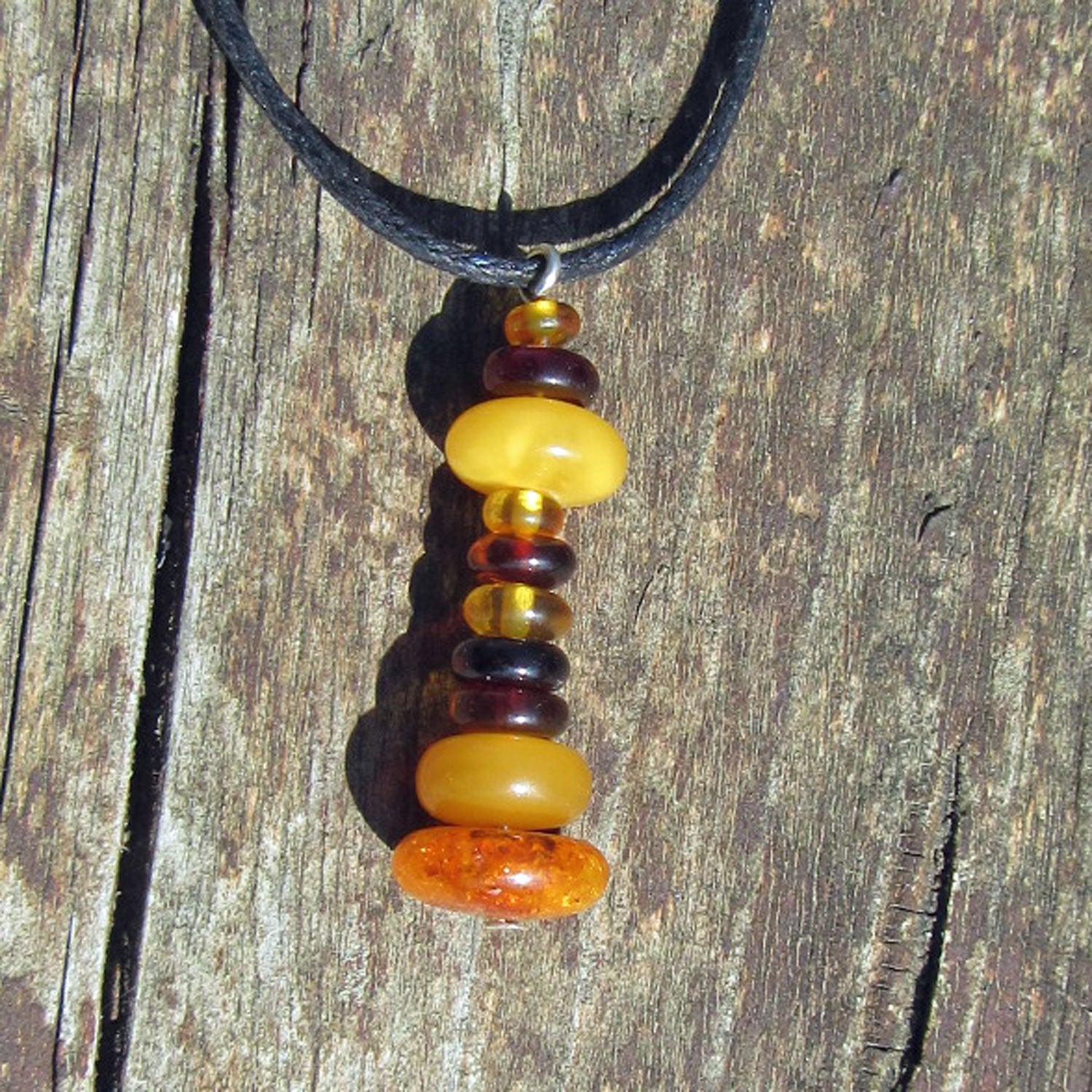 Bernsteinleuchtturm am Baumwollband, handgefertigt