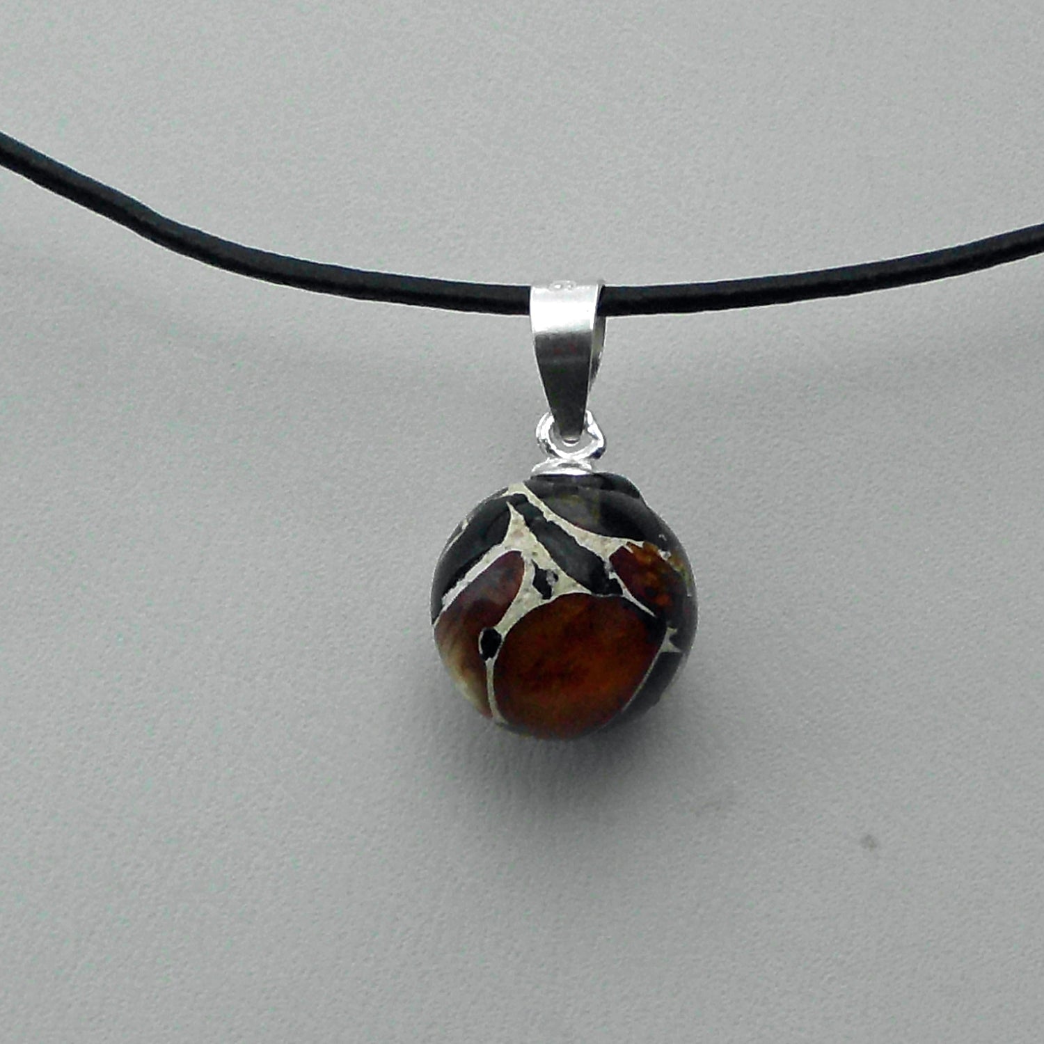 Kleiner Anhänger aus Mosaikbernstein mit Silber