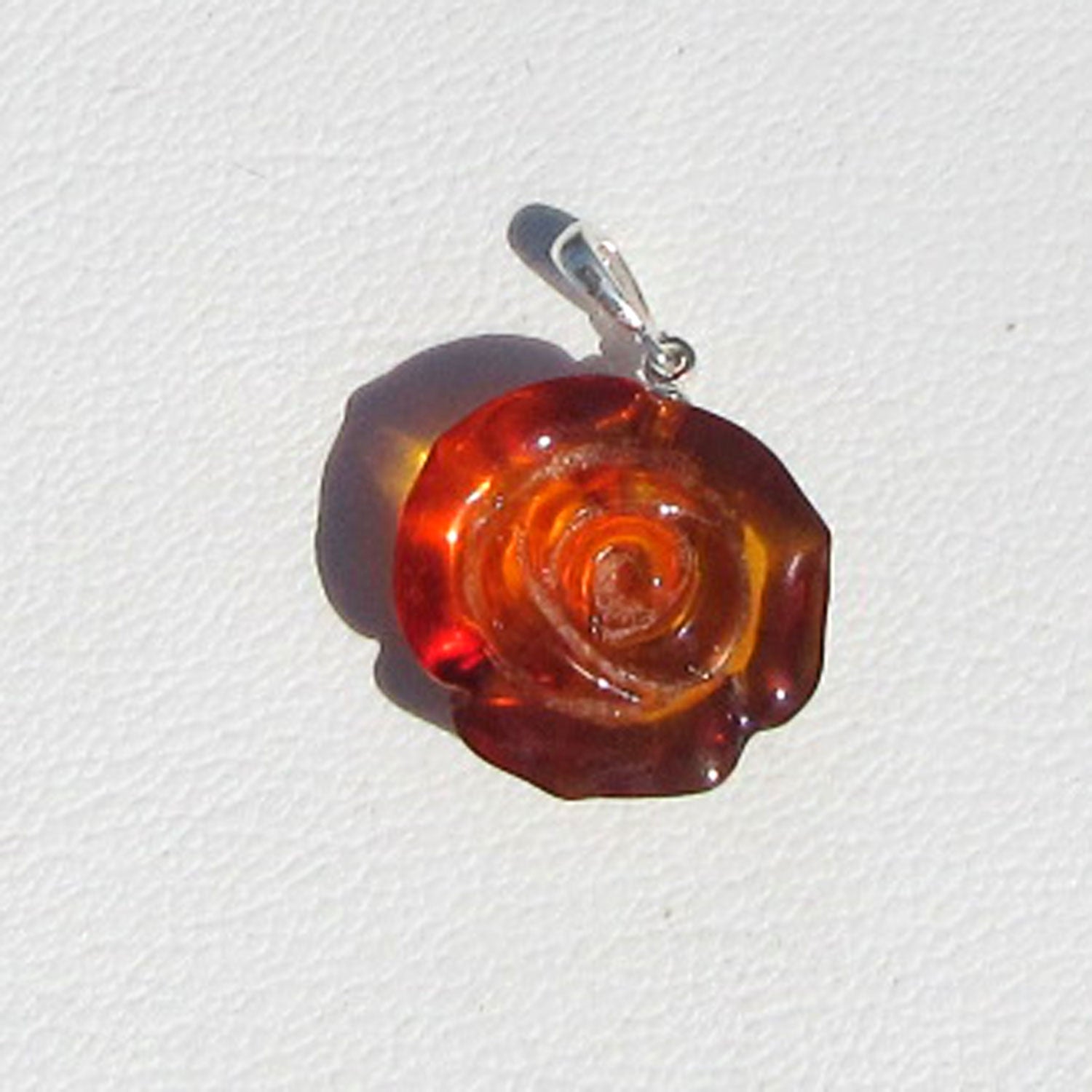 Bernstein-Anhänger in Form einer Rose aus Silber