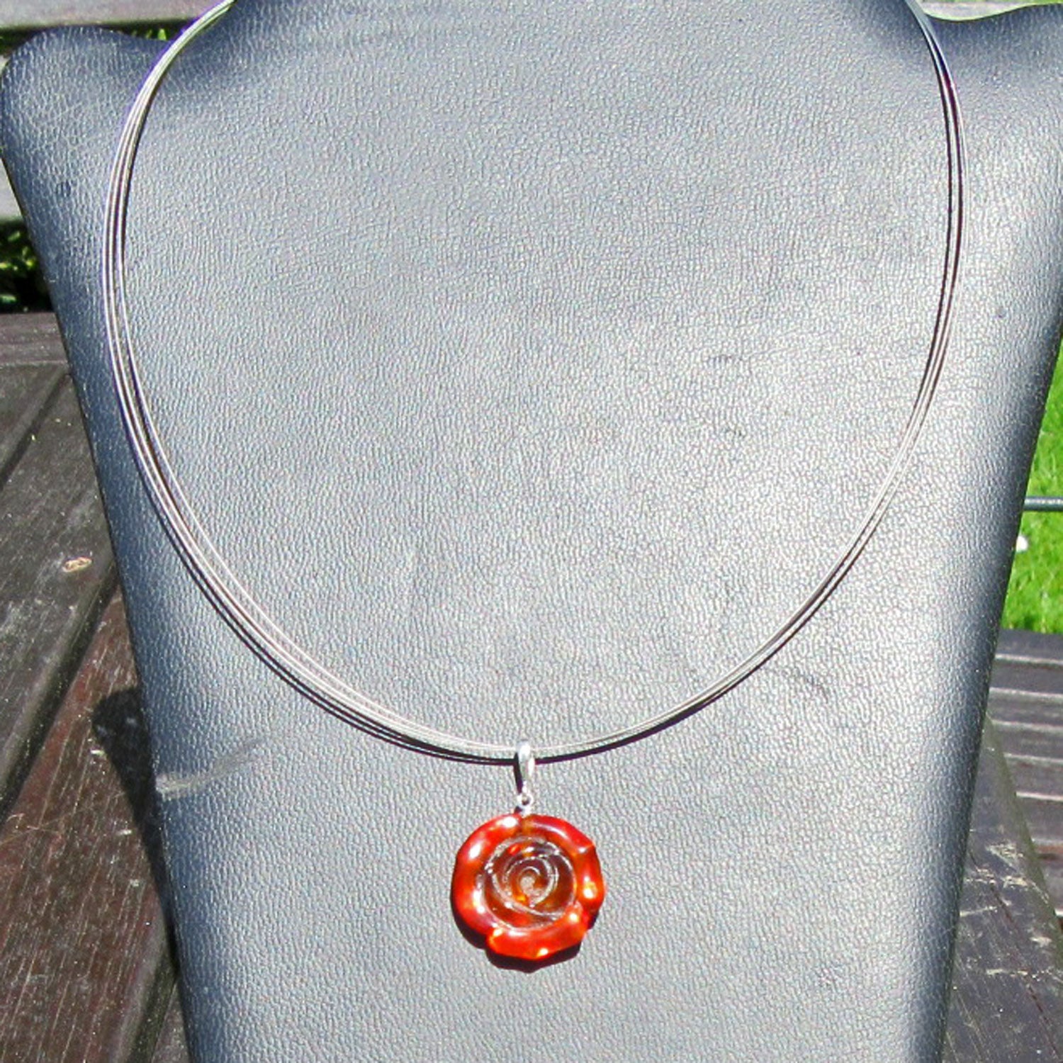 Bernstein-Anhänger in Form einer Rose aus Silber