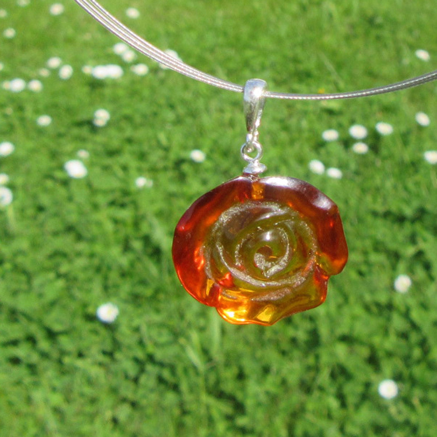 Bernstein-Anhänger in Form einer Rose aus Silber