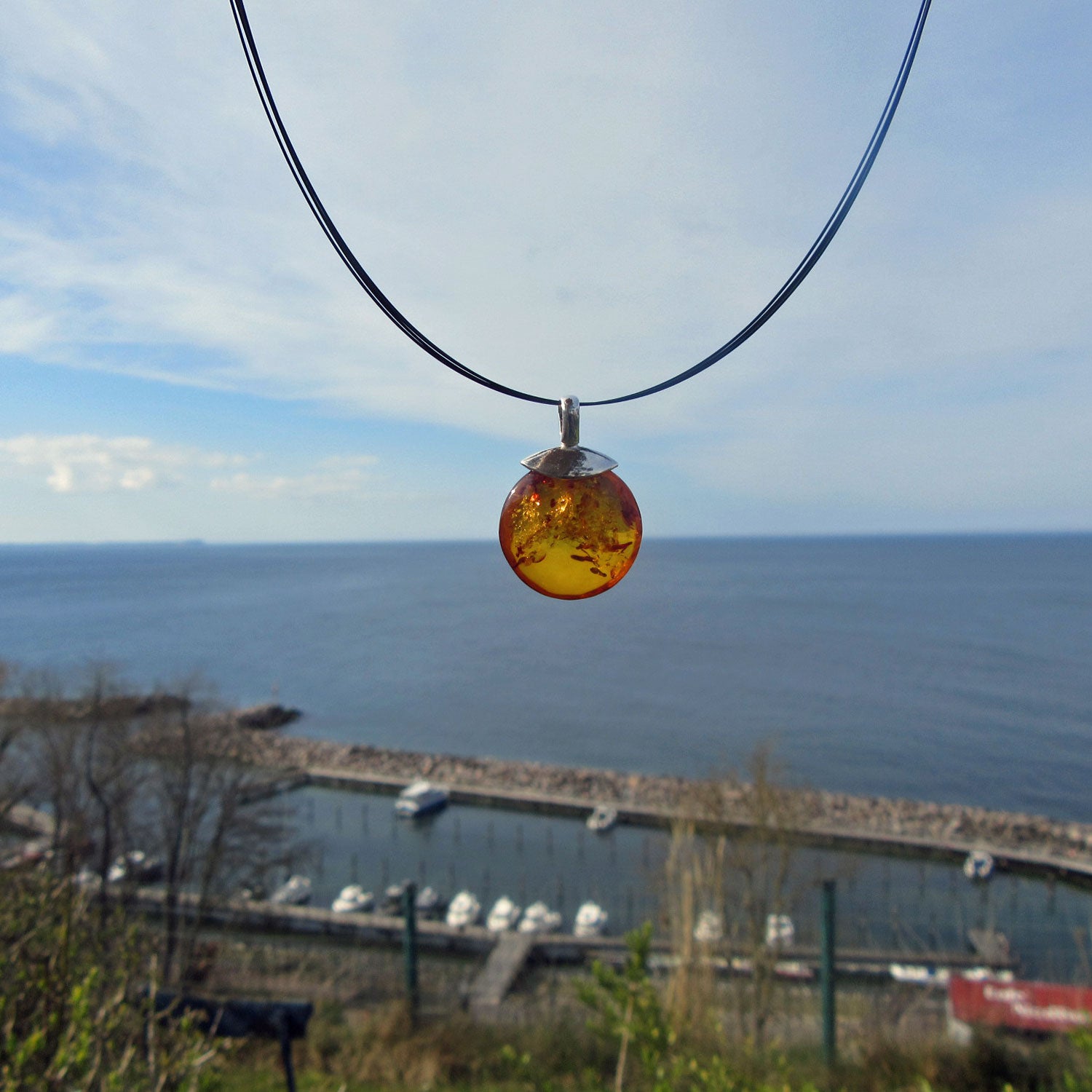 Einzigartige Bernsteinscheibe mit vielen Einschlüssen