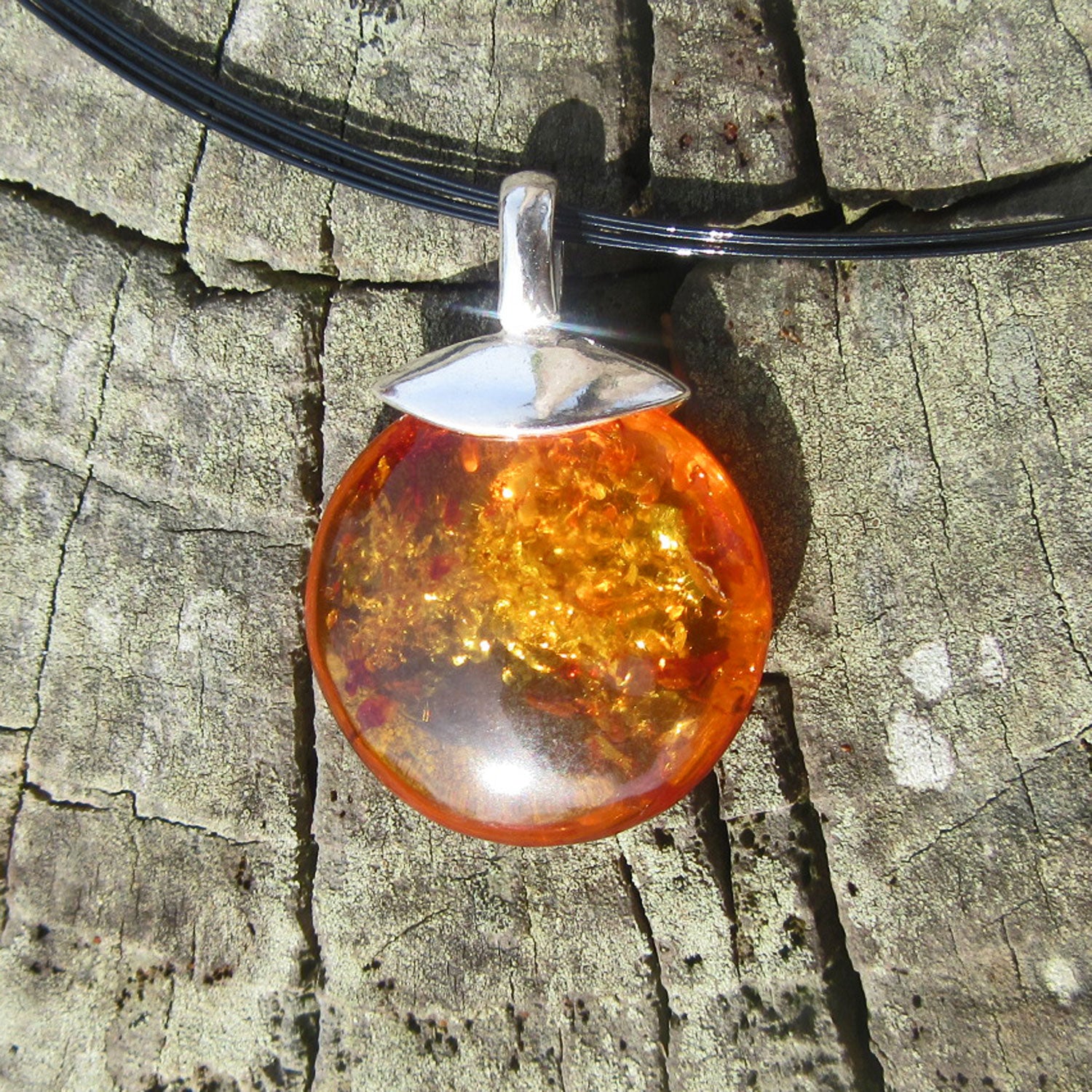 Einzigartige Bernsteinscheibe mit vielen Einschlüssen