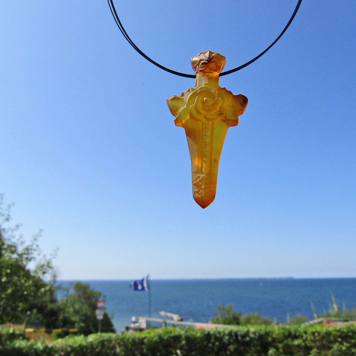 Schwert mit Rose aus unpoliertem Bernstein, handgraviert