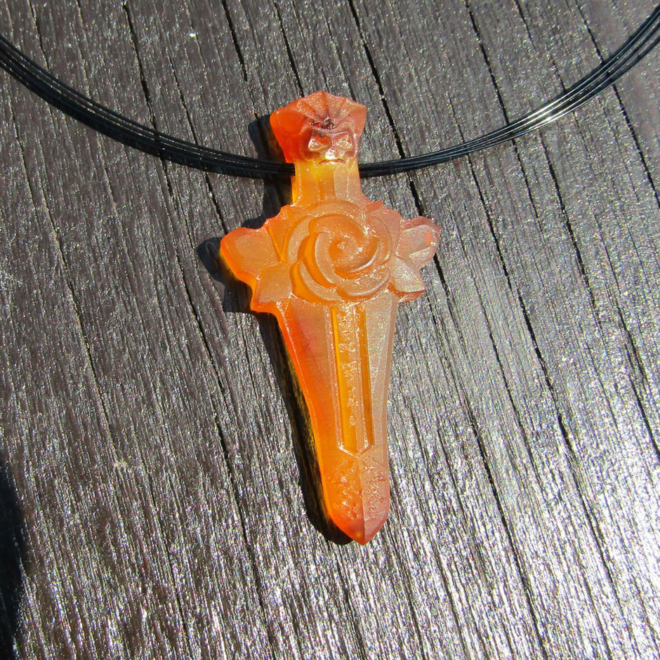 Schwert mit Rose aus unpoliertem Bernstein, handgraviert