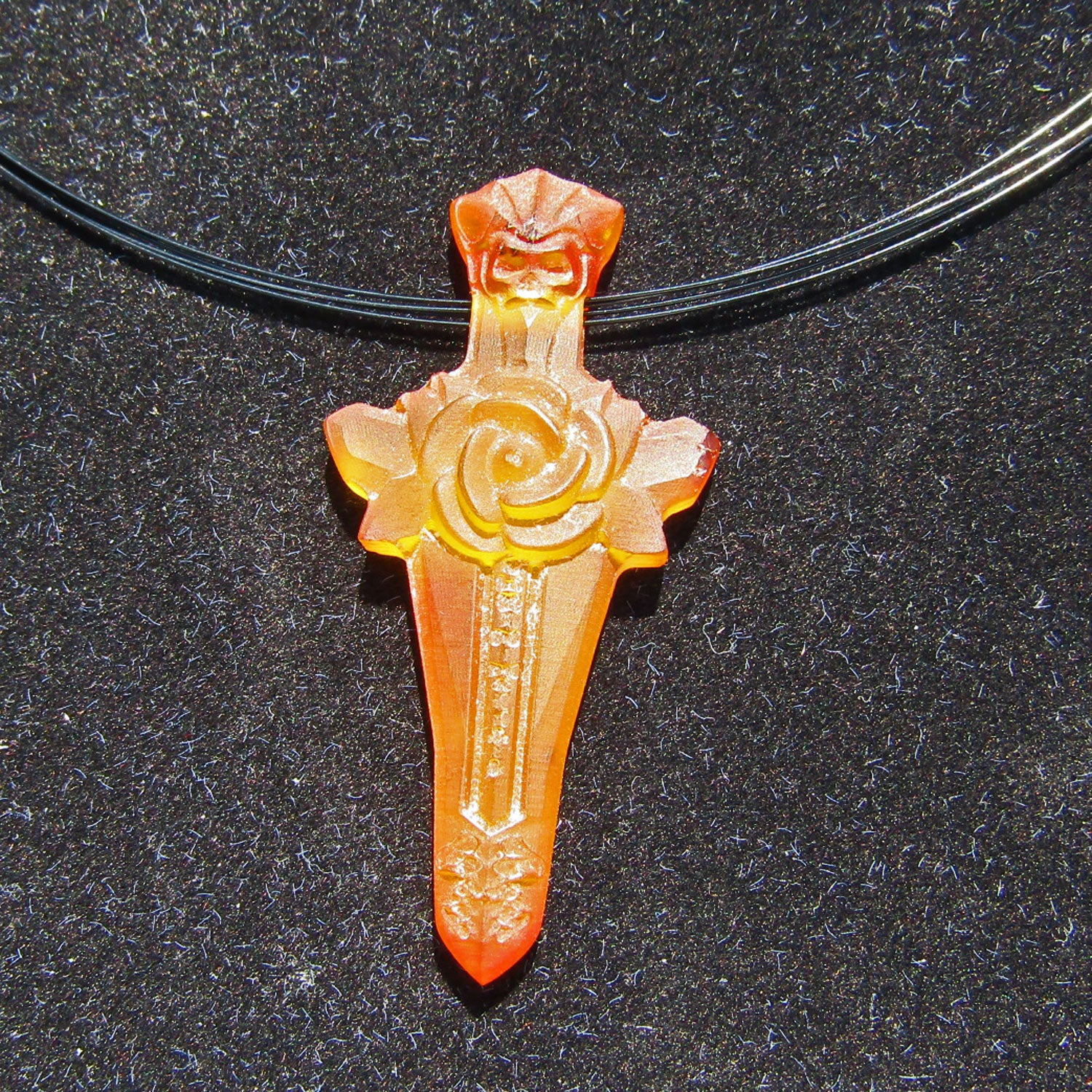 Schwert mit Rose aus unpoliertem Bernstein, handgraviert