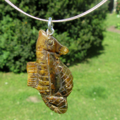 Anhänger Seepferdchen aus dunklem Bernstein