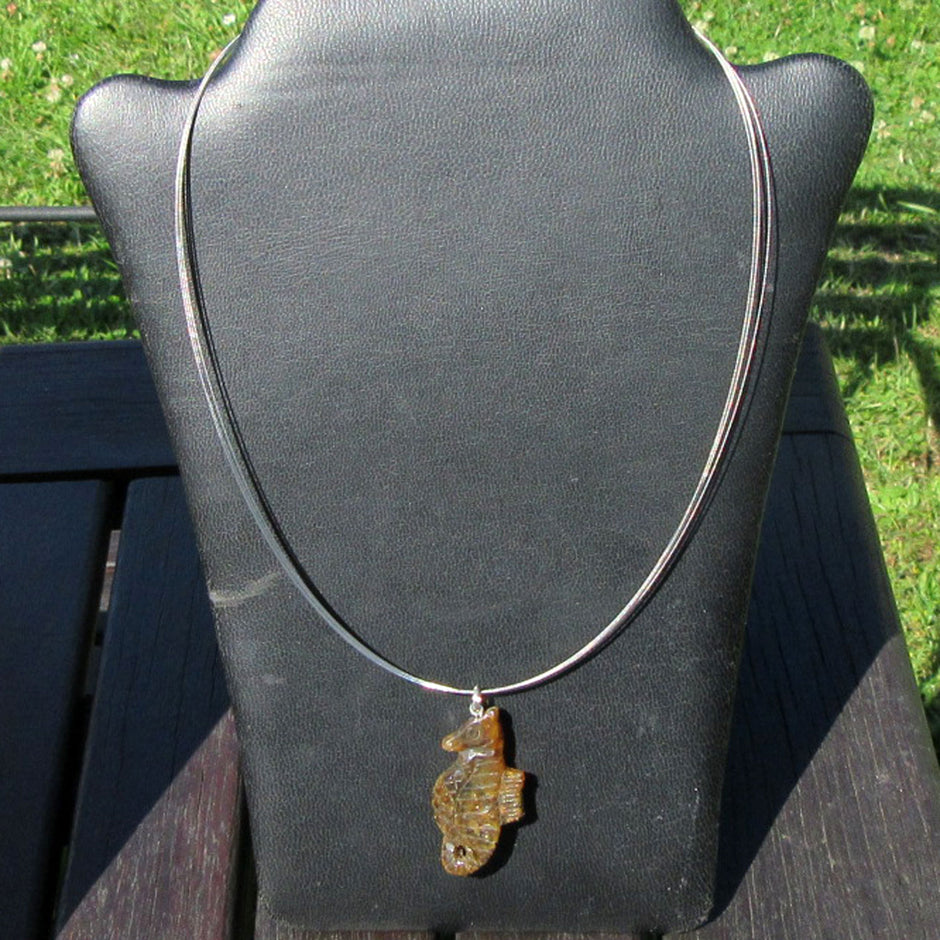 Anhänger Seepferdchen aus dunklem Bernstein