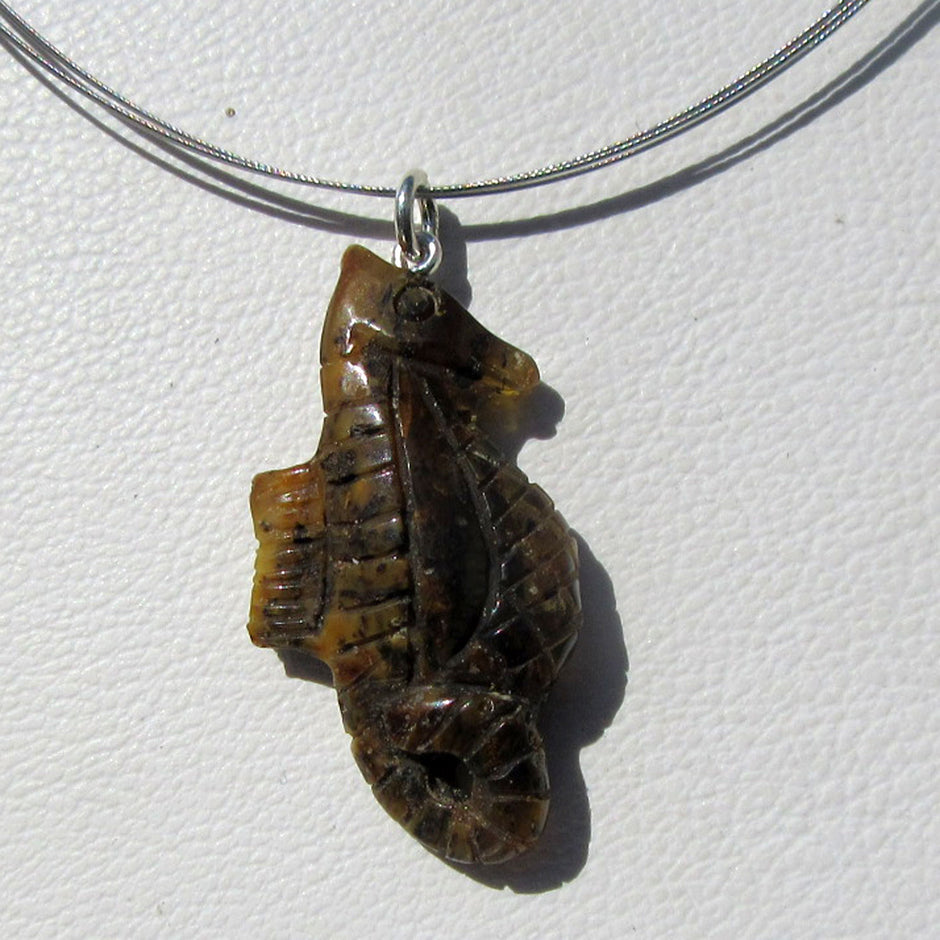Anhänger Seepferdchen aus dunklem Bernstein