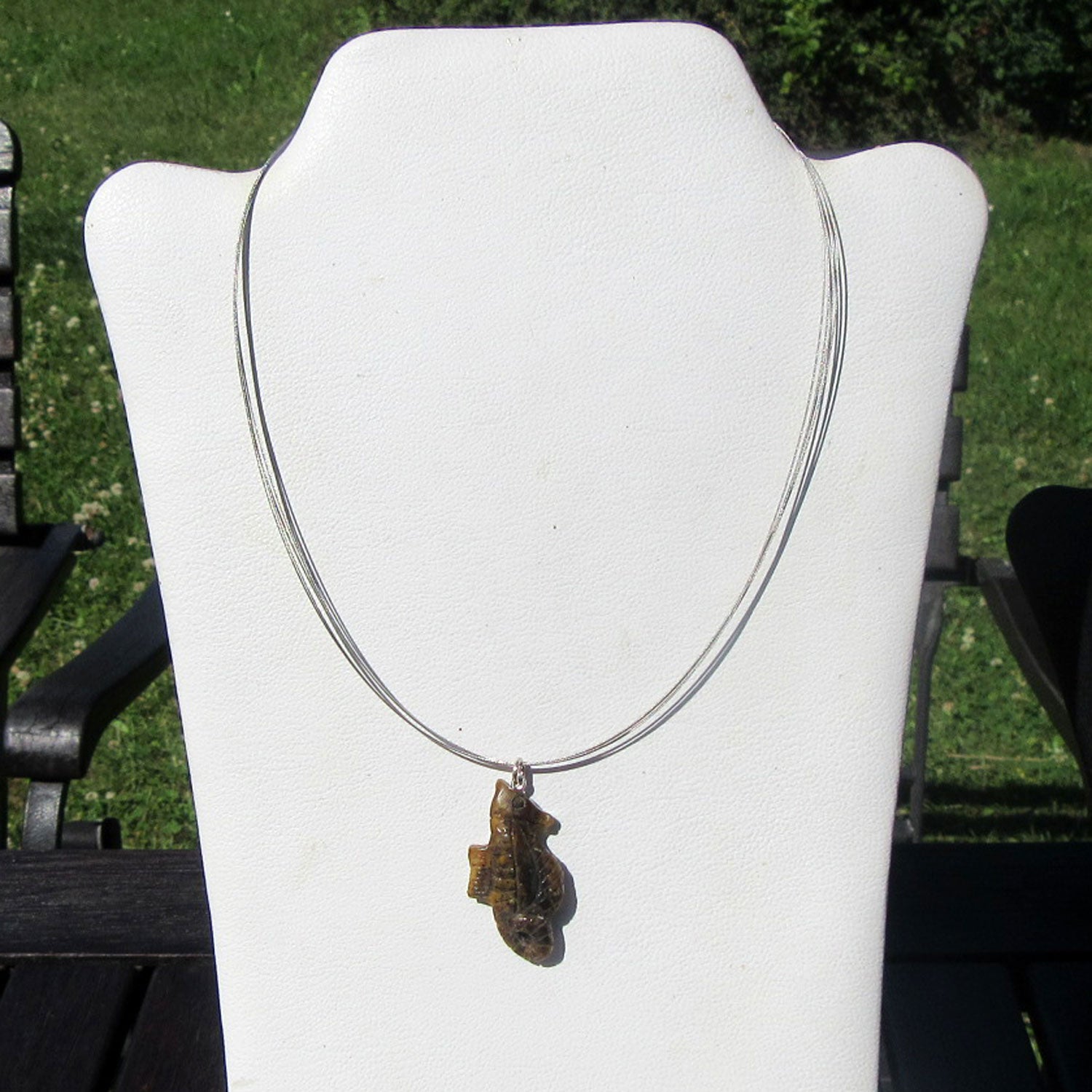 Anhänger Seepferdchen aus dunklem Bernstein