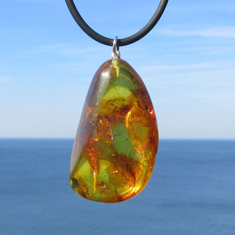 Honiggelbes Bernsteinstück mit Silberöse, Unikat