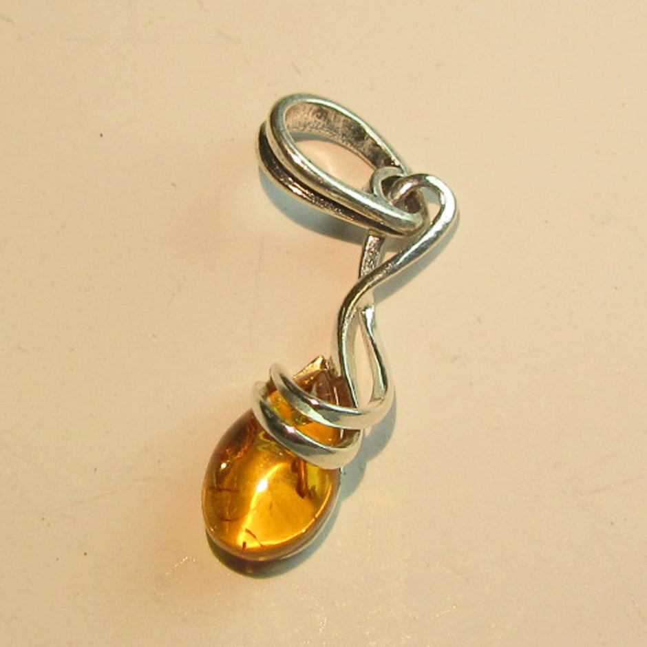 Silberanhänger mit Bernsteinträne, gedrehtes Design
