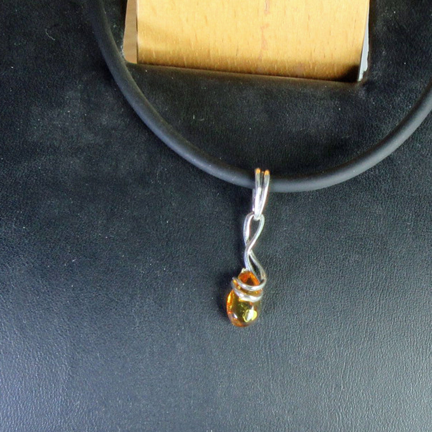 Silberanhänger mit Bernsteinträne, gedrehtes Design