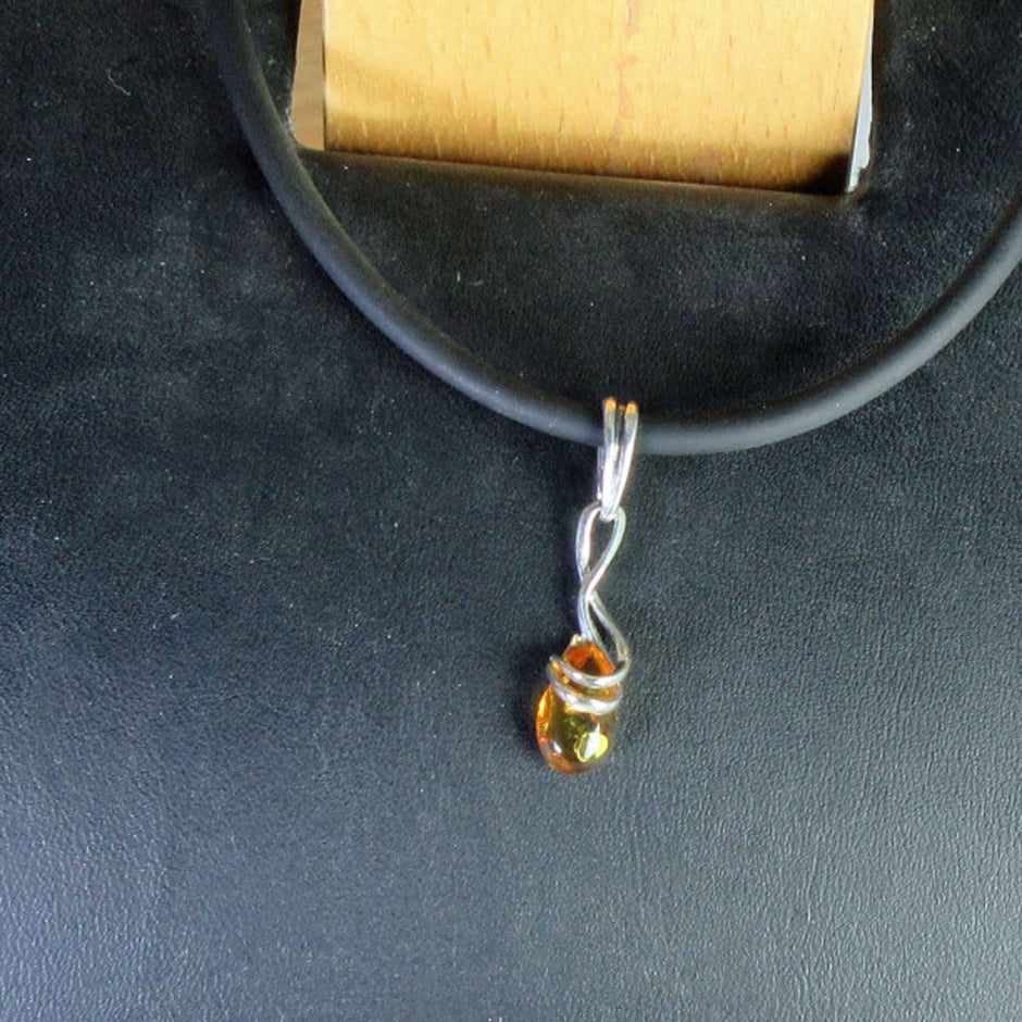 Silberanhänger mit Bernsteinträne, gedrehtes Design