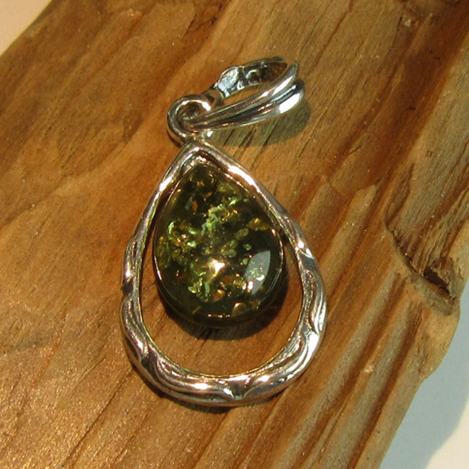 Silberanhänger mit grüner Bernsteinträne, Unikat