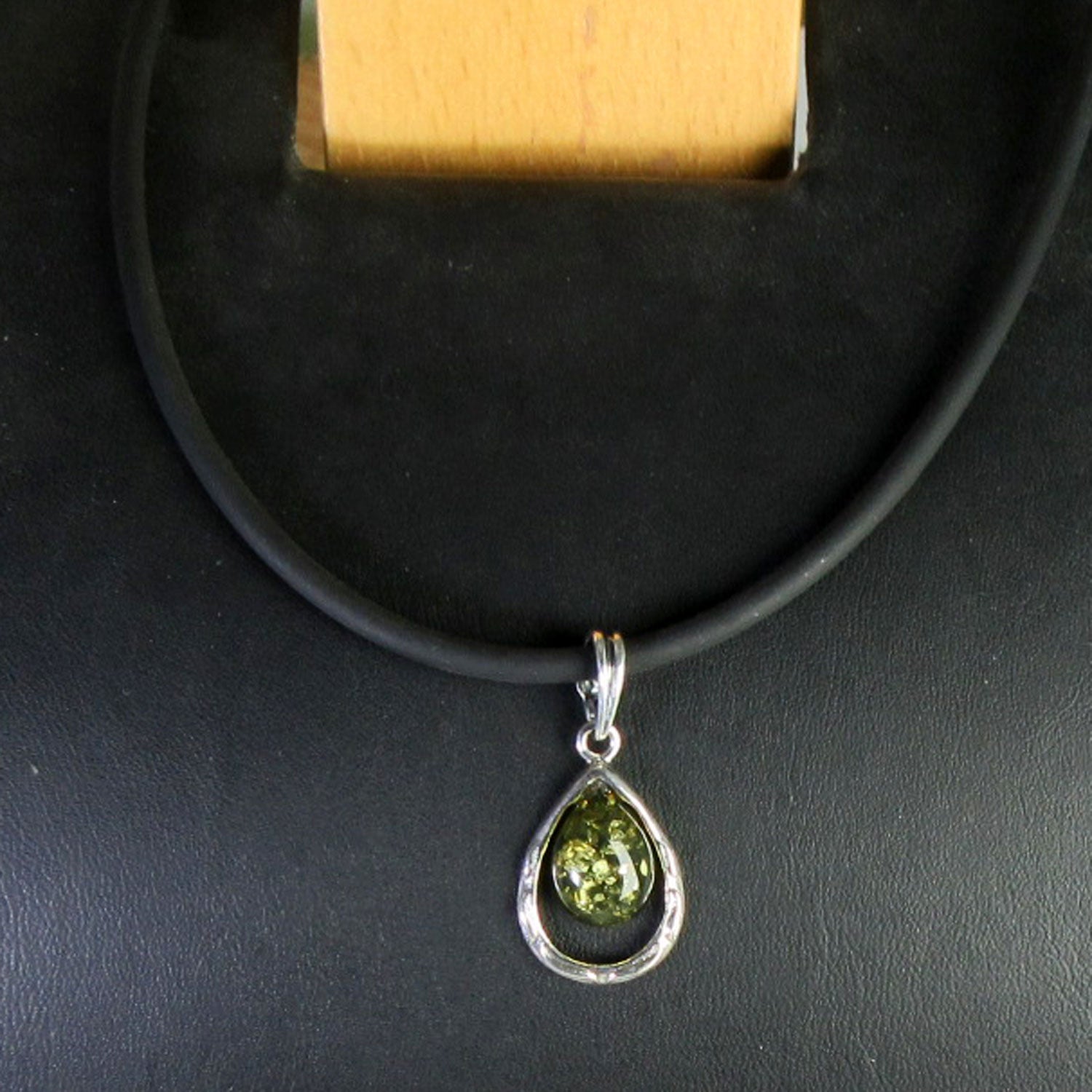 Silberanhänger mit grüner Bernsteinträne, Unikat