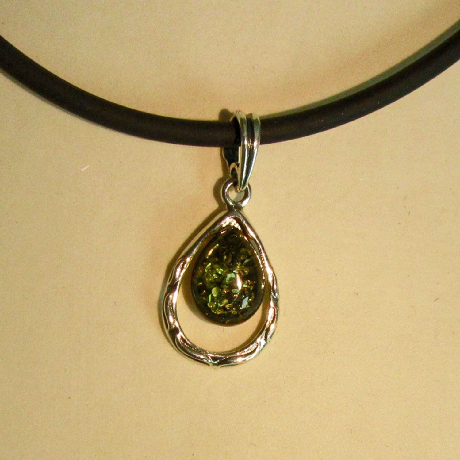 Silberanhänger mit grüner Bernsteinträne, Unikat