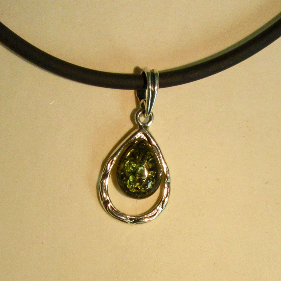 Silberanhänger mit grüner Bernsteinträne, Unikat