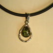 Silberanhänger mit grüner Bernsteinträne, Unikat