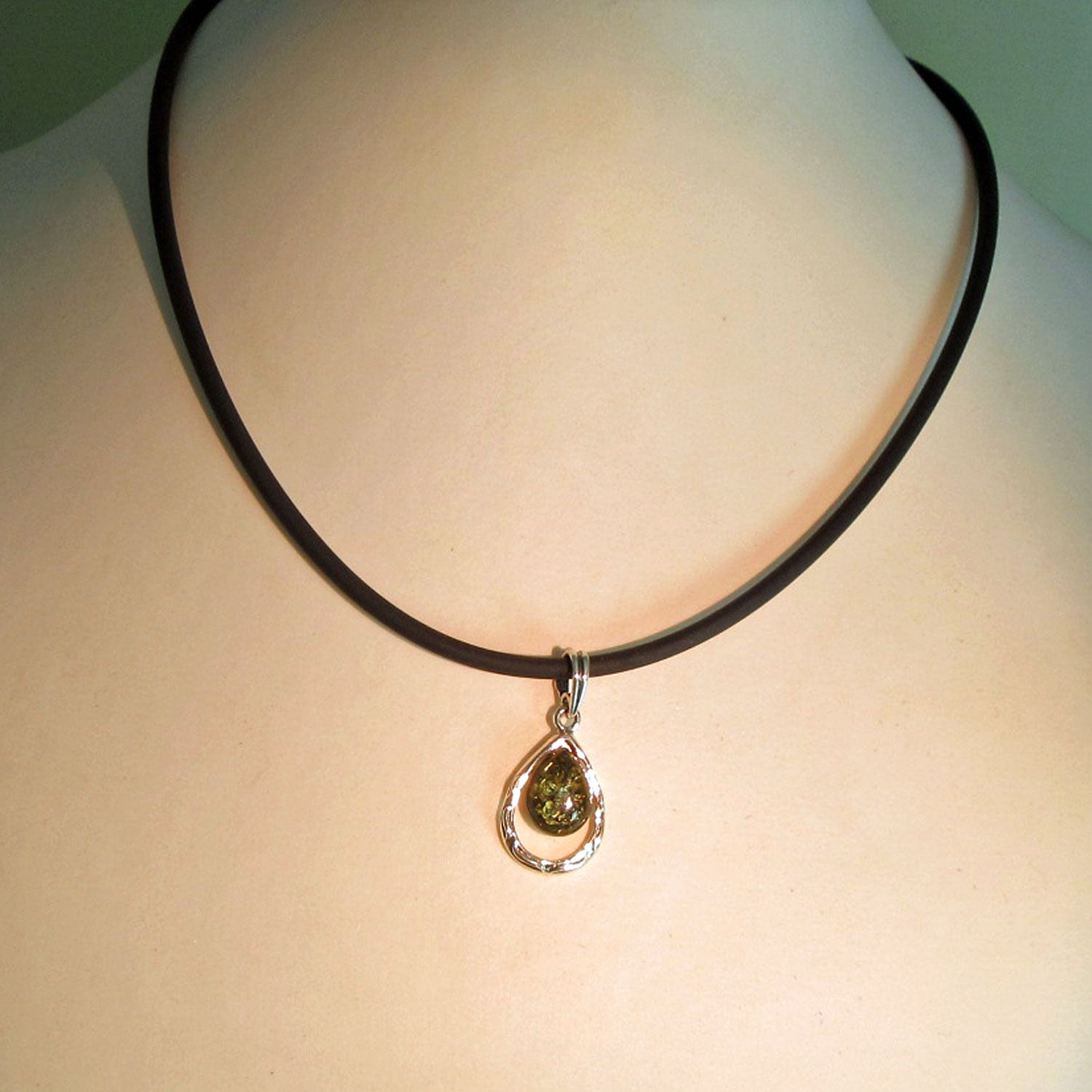 Silberanhänger mit grüner Bernsteinträne, Unikat