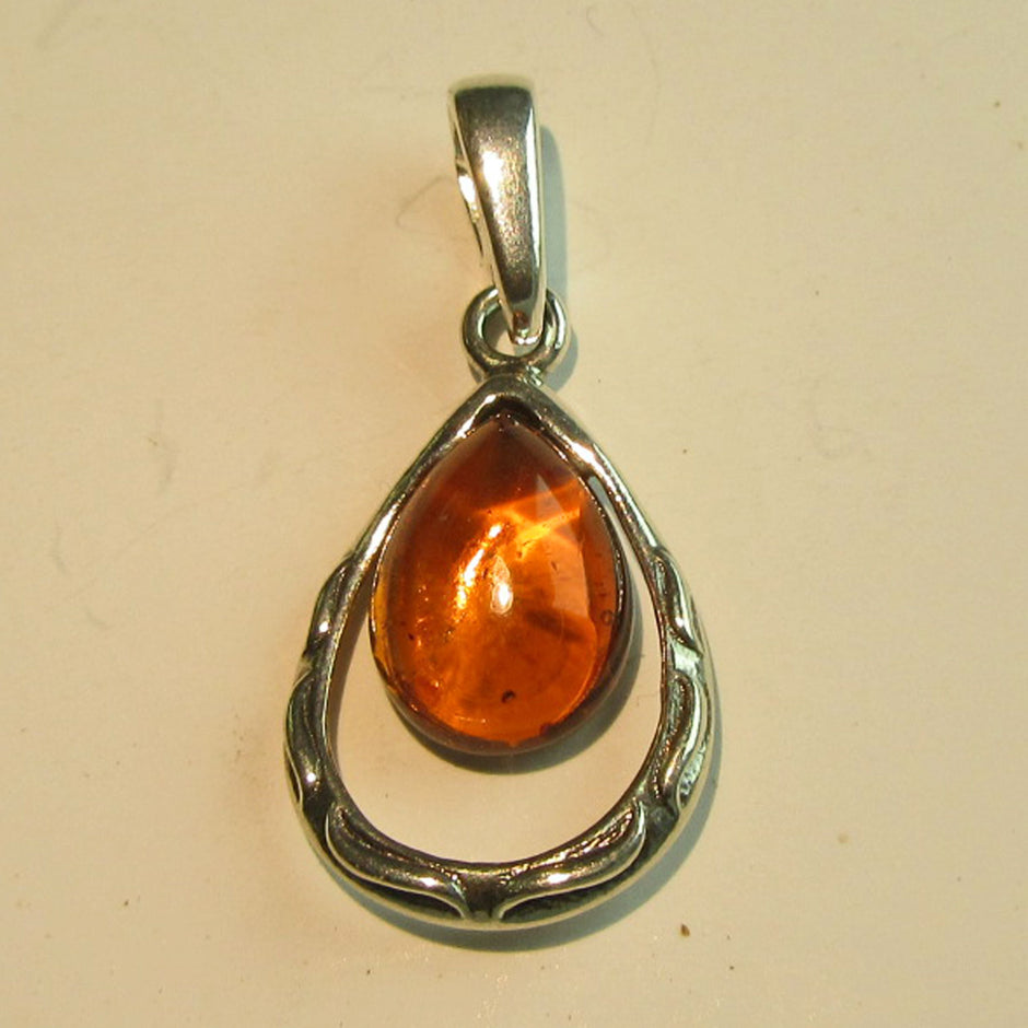 Silberanhänger mit cognacfarbenem Bernstein, Unikat
