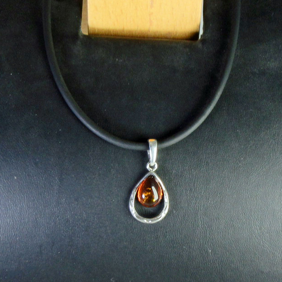 Silberanhänger mit cognacfarbenem Bernstein, Unikat